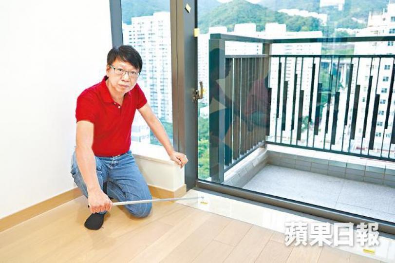 詹Sir發現單位有不少空心磚。鄒潔珊攝欄杆留低一篤篤「牛屎焊」,反映手工差。「老鼠尾」意指地板至牆腳邊鋪磚為了就位,剪裁呈條狀或粒狀。 詹Sir發現單位有不少空心磚。鄒潔珊攝欄杆留低一篤篤「牛屎焊」,反映手工差。「老鼠尾」意指地板至牆腳邊鋪磚為了就位,剪裁呈條狀或粒狀。