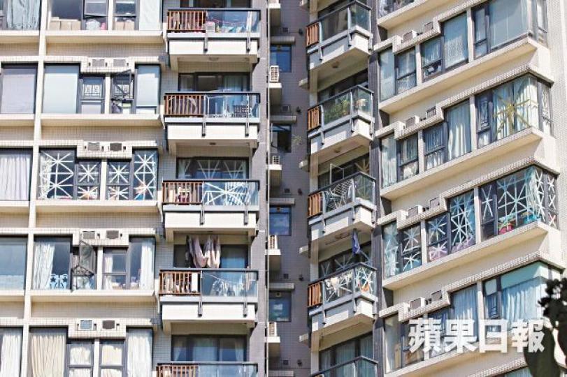 「山竹」來勢洶洶,巿民如臨大敵,鯉魚門有屋苑湧現米字窗陣。文兆麟攝膠紙成為搶手貨,有商店職員在購物籃貼上膠紙售罄字句放在頭上。互聯網有貨車司機在車頭擋風玻璃以膠紙拼出「未供完」,冀愛車可順利捱過狂風。市民四出搶糧,有超市的食物貨架已被清空。何頴賢攝菜價受颱風影響上升,較平日升三成至一倍。溫瑞麟攝 「山竹」來勢洶洶,巿民如臨大敵,鯉魚門有屋苑湧現米字窗陣。文兆麟攝膠紙成為搶手貨,有商店職員在購物籃貼上膠紙售罄字句放在頭上。互聯網有貨車司機在車頭擋風玻璃以膠紙拼出「未供完」,冀愛車可順利捱過狂風。市民四出搶糧,有超市的食物貨架已被清空。何頴賢攝菜價受颱風影響上升,較平日升三成至一倍。溫瑞麟攝