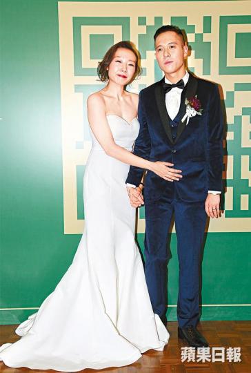 卓韻芝昨日無懼山竹來襲,如期嫁給比她小五歲的「閃電俠」梁子賢。阿芝與老公昨早先向婆婆斟茶。阿芝亦有孖老公向伯樂俞琤敬茶,俞琤更笑到見牙唔見眼。蔡一智到場祝賀好友阿芝。田蕊妮表示老公杜汶澤因工作未能到場。 卓韻芝昨日無懼山竹來襲,如期嫁給比她小五歲的「閃電俠」梁子賢。阿芝與老公昨早先向婆婆斟茶。阿芝亦有孖老公向伯樂俞琤敬茶,俞琤更笑到見牙唔見眼。蔡一智到場祝賀好友阿芝。田蕊妮表示老公杜汶澤因工作未能到場。