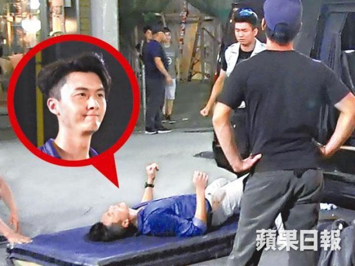 王浩信瞓身演這場戲,被打倒後更要撻落地,幸好事前做足防禦措施。 王浩信瞓身演這場戲,被打倒後更要撻落地,幸好事前做足防禦措施。