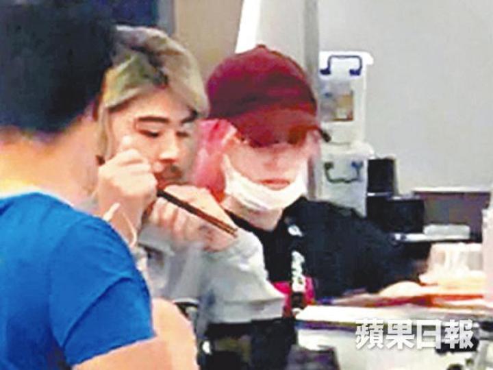 Tommy日前跟老婆於馬鞍山食壽司,被讀者野生捕獲。讀者提供圖片 Tommy日前跟老婆於馬鞍山食壽司,被讀者野生捕獲。讀者提供圖片
