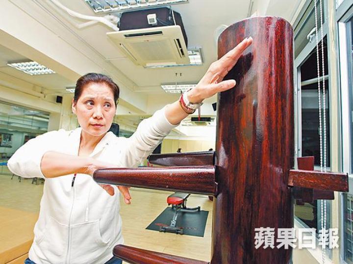 武打女星楊盼盼前日拍攝新戲時,不幸被燒傷,現正於馬來西亞留醫。資料圖片意外連環睇【投入演戲】楊盼盼拍攝火災戲演得投入,身旁亦有工作人員。互聯網圖片【一片平靜】起火前,現場一片平靜,不少演員亦在旁等候。互聯網圖片【熊熊烈火】有人(箭嘴示)在拍攝期間向火堆拋下「物件」,火勢隨即變大。互聯網圖片【人群退後】烈火隨汽油蔓延至工作人員旁邊,人群立刻向後跑。互聯網圖片除了手腳外,楊盼盼的臉部亦被燒傷。羅家英昨晚回港,他表示其中一個受傷臨演是86歲的伯伯。攝影:仇志德 武打女星楊盼盼前日拍攝新戲時,不幸被燒傷,現正於馬來西亞留醫。資料圖片意外連環睇【投入演戲】楊盼盼拍攝火災戲演得投入,身旁亦有工作人員。互聯網圖片【一片平靜】起火前,現場一片平靜,不少演員亦在旁等候。互聯網圖片【熊熊烈火】有人(箭嘴示)在拍攝期間向火堆拋下「物件」,火勢隨即變大。互聯網圖片【人群退後】烈火隨汽油蔓延至工作人員旁邊,人群立刻向後跑。互聯網圖片除了手腳外,楊盼盼的臉部亦被燒傷。羅家英昨晚回港,他表示其中一個受傷臨演是86歲的伯伯。攝影:仇志德