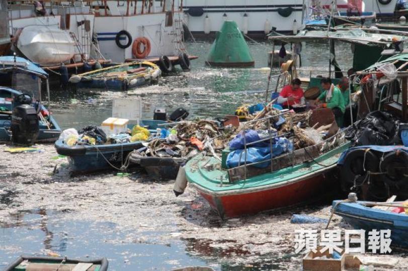 西貢海旁一帶盡被摧殘,海面仍佈滿垃圾雜物。劉永明攝 西貢海旁一帶盡被摧殘,海面仍佈滿垃圾雜物。劉永明攝