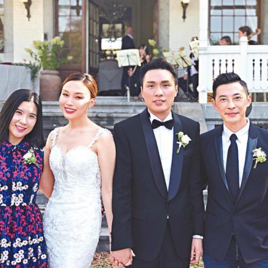 朱璇(左二)在比利時與富二代男友結婚,正式加入人妻行列。互聯網圖片好姊妹陳爽(左二)亦被邀請出席,她的一對仔女更擔任花童。互聯網圖片今次婚禮低調進行,朱璇(左二)主要邀請至愛親朋。互聯網圖片朱璇08年參加國際中華小姐,以大熱姿態奪得冠軍及青春小姐。資料圖片朱璇於13年劇集《情越海岸線》內飾演人妖色誘張國強一幕,讓人留下深刻印象。劇照 朱璇(左二)在比利時與富二代男友結婚,正式加入人妻行列。互聯網圖片好姊妹陳爽(左二)亦被邀請出席,她的一對仔女更擔任花童。互聯網圖片今次婚禮低調進行,朱璇(左二)主要邀請至愛親朋。互聯網圖片朱璇08年參加國際中華小姐,以大熱姿態奪得冠軍及青春小姐。資料圖片朱璇於13年劇集《情越海岸線》內飾演人妖色誘張國強一幕,讓人留下深刻印象。劇照