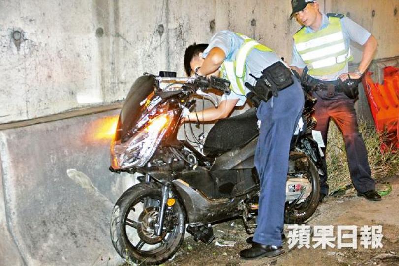 警員在車禍現場檢查肇事綿羊仔。黎志偉攝死者李朝邦仵工將死者屍體移送殮房。 警員在車禍現場檢查肇事綿羊仔。黎志偉攝死者李朝邦仵工將死者屍體移送殮房。