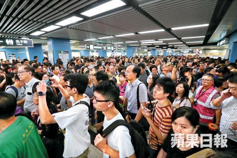 災後第一日,上下班人潮逼爆港鐵站。 災後第一日,上下班人潮逼爆港鐵站。