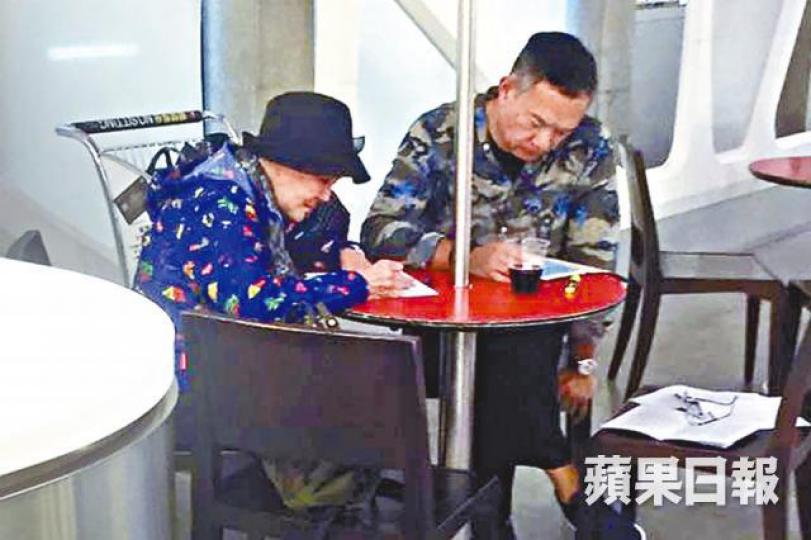 白韻琹和謝偉俊日前由台北坐經濟艙返港,等上機時各自修行。讀者提供圖片資料圖片 白韻琹和謝偉俊日前由台北坐經濟艙返港,等上機時各自修行。讀者提供圖片資料圖片