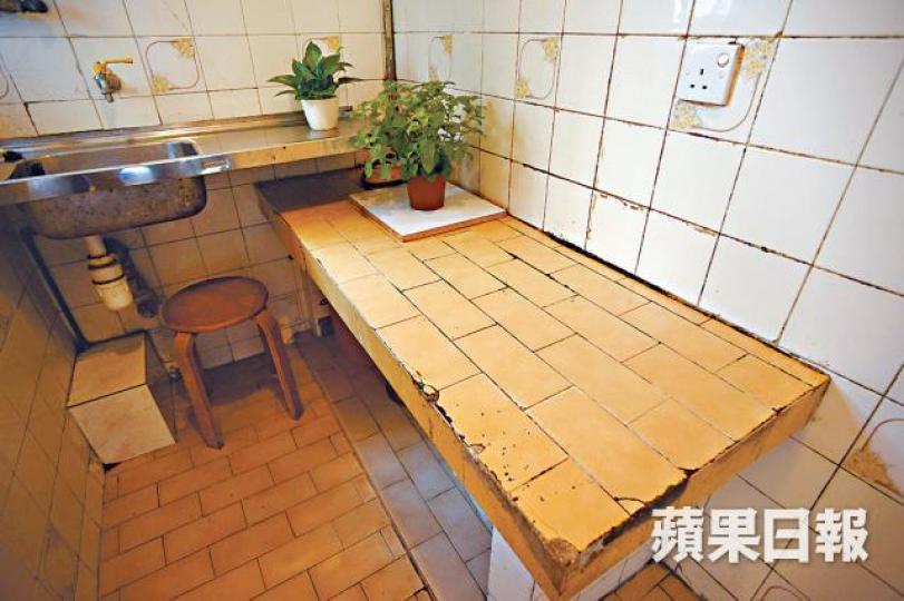 本報直擊美孚低層戶,廚房裝潢仍50年不變。原裝窗戶手柄買少見少,變成美孚文物之一。美孚當年開售賣點是睡房設有騎樓,裝有曬衣架。騎樓與浴室之間的懷舊玻璃窗,同樣屬原裝。 本報直擊美孚低層戶,廚房裝潢仍50年不變。原裝窗戶手柄買少見少,變成美孚文物之一。美孚當年開售賣點是睡房設有騎樓,裝有曬衣架。騎樓與浴室之間的懷舊玻璃窗,同樣屬原裝。