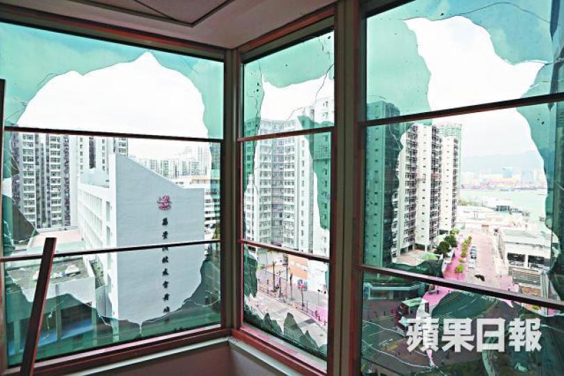 90年代落成的紅磡海濱廣場未以強化玻璃建造幕牆,因此破爛後會出現尖銳碎片。 90年代落成的紅磡海濱廣場未以強化玻璃建造幕牆,因此破爛後會出現尖銳碎片。
