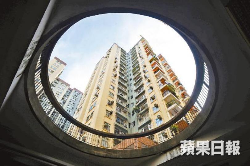 全港首個大型屋苑美孚新邨於1968年落成,樓書設計平實。美孚共有99座大廈,提供逾1.3萬伙。資料圖片美孚第一代業主林伯,於70年代初以4萬元買入中層戶。盧太形容美孚當年猶如豪宅,並設有那時罕見的浴缸。 全港首個大型屋苑美孚新邨於1968年落成,樓書設計平實。美孚共有99座大廈,提供逾1.3萬伙。資料圖片美孚第一代業主林伯,於70年代初以4萬元買入中層戶。盧太形容美孚當年猶如豪宅,並設有那時罕見的浴缸。