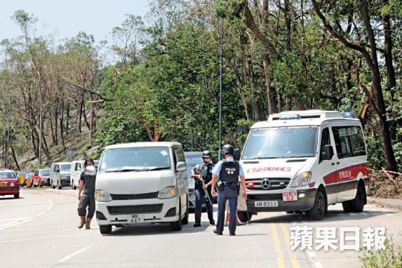 警員荷槍實彈在全港各處截查可疑車輛,當中包括大埔道沙田嶺段。周鴻熙攝 警員荷槍實彈在全港各處截查可疑車輛,當中包括大埔道沙田嶺段。周鴻熙攝