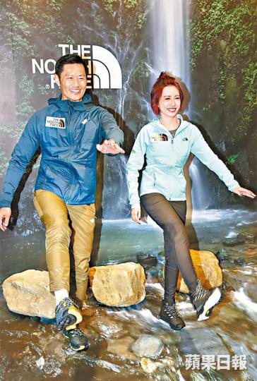 龔嘉欣笑黃德斌婚後變得活潑開朗又幽默。 龔嘉欣笑黃德斌婚後變得活潑開朗又幽默。