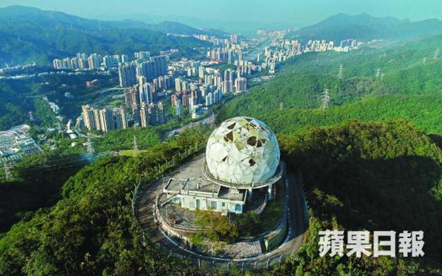山竹吹襲本港,筆架山上的民航處雷達天線罩損毀嚴重,至昨日尚未修復。陳海威攝水淹過後,小西灣運動場的跑道被沖爛。 山竹吹襲本港,筆架山上的民航處雷達天線罩損毀嚴重,至昨日尚未修復。陳海威攝水淹過後,小西灣運動場的跑道被沖爛。