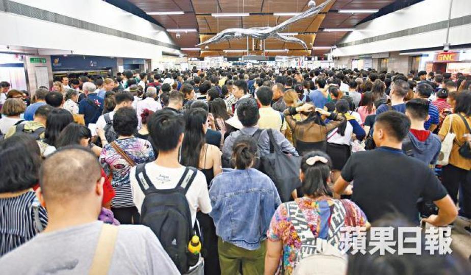 「山竹」襲港翌日,港鐵因架空電纜受損暫停部份列車服務,上水站擠滿等候上班的市民。香港電訊被揭逼員工調假抵銷無法上班。 「山竹」襲港翌日,港鐵因架空電纜受損暫停部份列車服務,上水站擠滿等候上班的市民。香港電訊被揭逼員工調假抵銷無法上班。