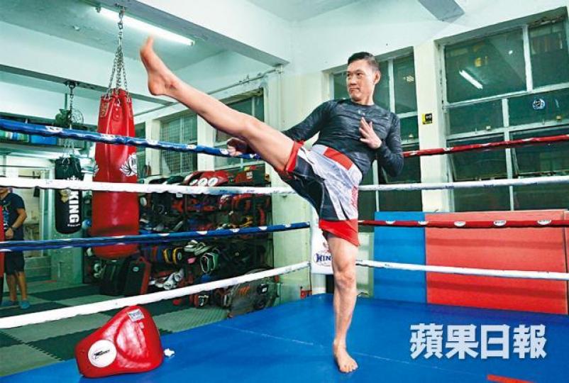即使已是花甲之年,周比利依然寶刀未老、渾身是勁。鐵漢也有柔情一面,周比利面對太太Amy眼神充滿溫柔。周比利(左)07年打告別賽,可惜面對強勁對手不幸落敗。資料圖片桃李滿門的周比利開設拳館多年,不少藝人也是他的門生。周比利不時從加拿大返港教拳,培養下一代拳王。周比利(右)一直跟恩師李鵬學打拳。微博圖片周比利(右)相隔多年,復出拍攝電影《黃金兄弟》。 即使已是花甲之年,周比利依然寶刀未老、渾身是勁。鐵漢也有柔情一面,周比利面對太太Amy眼神充滿溫柔。周比利(左)07年打告別賽,可惜面對強勁對手不幸落敗。資料圖片桃李滿門的周比利開設拳館多年,不少藝人也是他的門生。周比利不時從加拿大返港教拳,培養下一代拳王。周比利(右)一直跟恩師李鵬學打拳。微博圖片周比利(右)相隔多年,復出拍攝電影《黃金兄弟》。