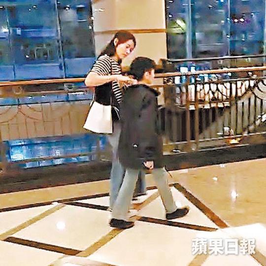 【邊行邊講】袁詠儀與魔童離開滑雪學校,靚靚邊行邊講手舞足蹈。讀者提供圖片【體貼等埋】張智霖原來已在學校門口等靚靚母子二人,十分體貼。讀者提供圖片張智霖與靚靚每當魔童有長假期,就會一家三口去旅行。資料圖片好動的魔童熱愛玩滑板,平日更愛分享玩花式的片段。互聯網圖片 【邊行邊講】袁詠儀與魔童離開滑雪學校,靚靚邊行邊講手舞足蹈。讀者提供圖片【體貼等埋】張智霖原來已在學校門口等靚靚母子二人,十分體貼。讀者提供圖片張智霖與靚靚每當魔童有長假期,就會一家三口去旅行。資料圖片好動的魔童熱愛玩滑板,平日更愛分享玩花式的片段。互聯網圖片