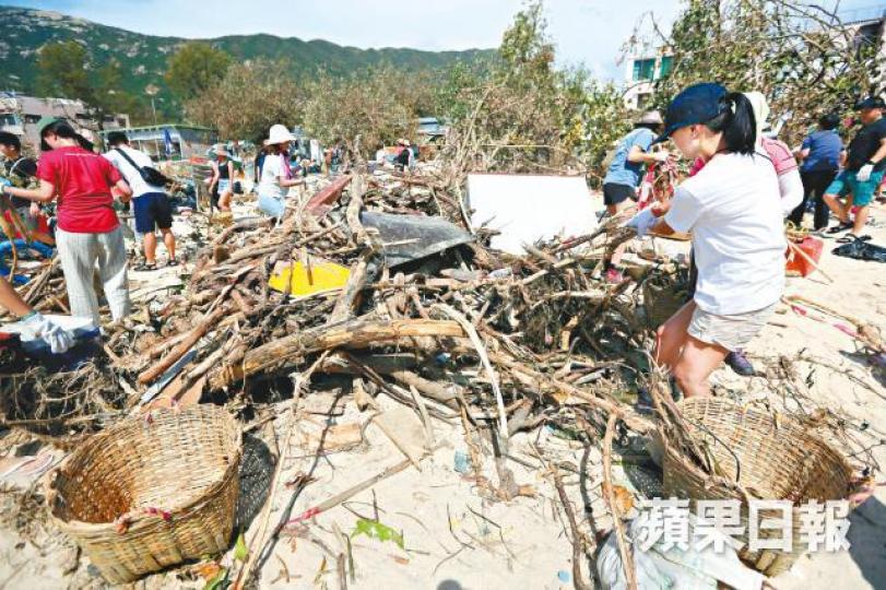 「山竹」為石澳泳灘帶來無數垃圾,昨有義工團隊到場清理。何頴賢攝與家長一同前來的小女孩也落手清理雜物。 「山竹」為石澳泳灘帶來無數垃圾,昨有義工團隊到場清理。何頴賢攝與家長一同前來的小女孩也落手清理雜物。