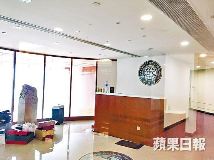 華信在會展廣場23樓的辦公室半層已丟空。 華信在會展廣場23樓的辦公室半層已丟空。