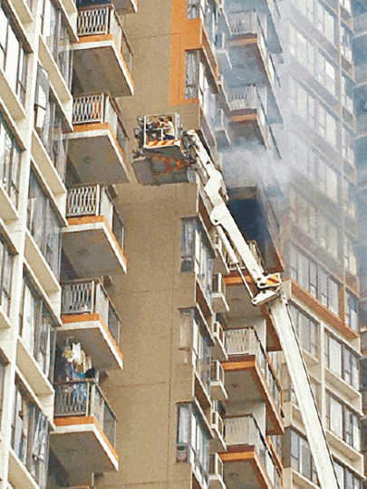 消防員升起雲梯，將三名被困露台的住客救回地面。互聯網