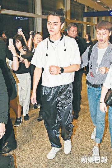 「傅恆」許凱昨日黃昏時段抵港,對記者全程黑面。【唔睬粉絲】即使粉絲送上禮物,許凱亦即擰面走人,對粉絲不瞅不睬。「瓔珞」吳謹言見到香港粉絲及記者,即親切用廣東話打招呼。【親切收花】吳謹言出閘即走到粉絲旁,接收粉絲送贈的鮮花。飾演奸角「爾晴」的蘇青抵港時,笑說怕被香港觀眾討厭。 「傅恆」許凱昨日黃昏時段抵港,對記者全程黑面。【唔睬粉絲】即使粉絲送上禮物,許凱亦即擰面走人,對粉絲不瞅不睬。「瓔珞」吳謹言見到香港粉絲及記者,即親切用廣東話打招呼。【親切收花】吳謹言出閘即走到粉絲旁,接收粉絲送贈的鮮花。飾演奸角「爾晴」的蘇青抵港時,笑說怕被香港觀眾討厭。