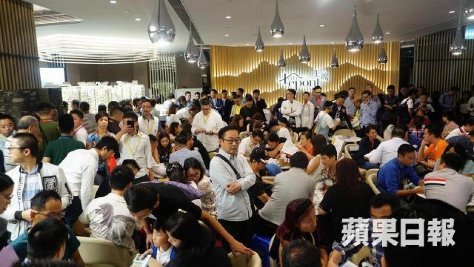 上源受熱捧,大批準買家擠滿售樓處。 上源受熱捧,大批準買家擠滿售樓處。