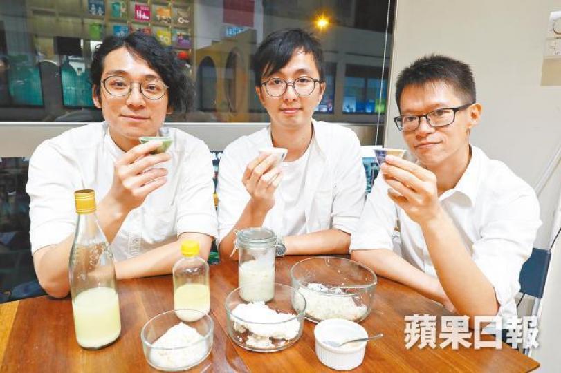 「香港有米酒」負責人之一智生（左）希望以本地米釀酒幫助香港農夫，而釀酒就由Joe（右）操刀。