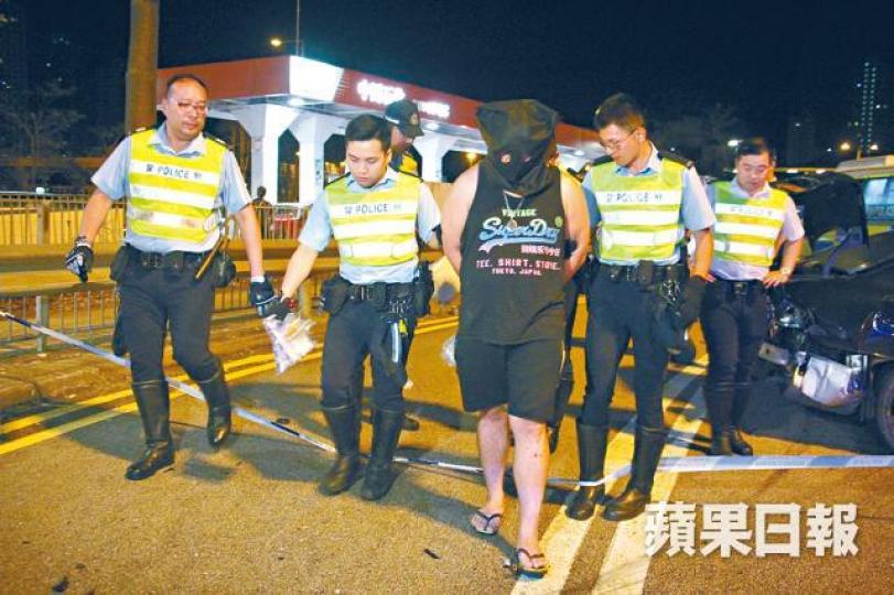 司機被捕後黑布蒙頭帶署調查。