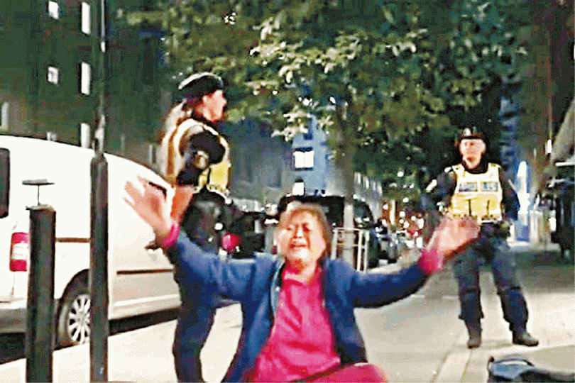 曾母被警方抬出後當街哭鬧。 曾母被警方抬出後當街哭鬧。