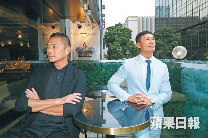 挪威蜜月之旅，畏高的William(左)竟願意走到「勇者之石」上拍照，Clement感動不已。