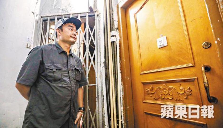 阿春曾重回「幸福留產所」地址尋親，惟該處已有新住客。圓圖為阿春年幼圖片。