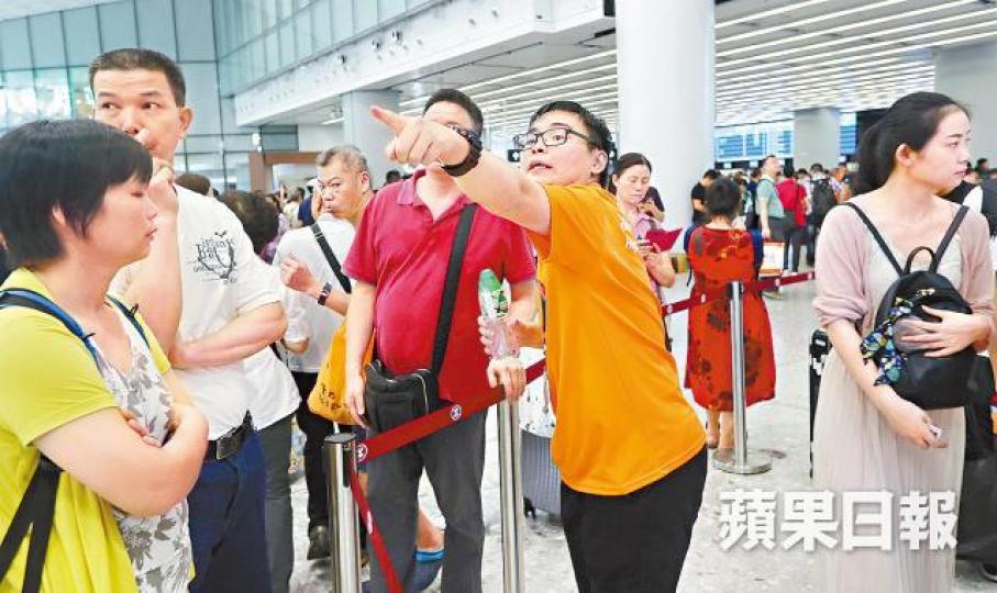 高鐵香港段昨通車，車務助理忙於接待乘客。
