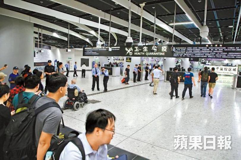 西九龍站內地口岸區設有多個攝錄鏡頭監控旅客一舉一動。高鐵車廂內有公安巡邏。設在內地口岸的警務執勤室放有碌架床。