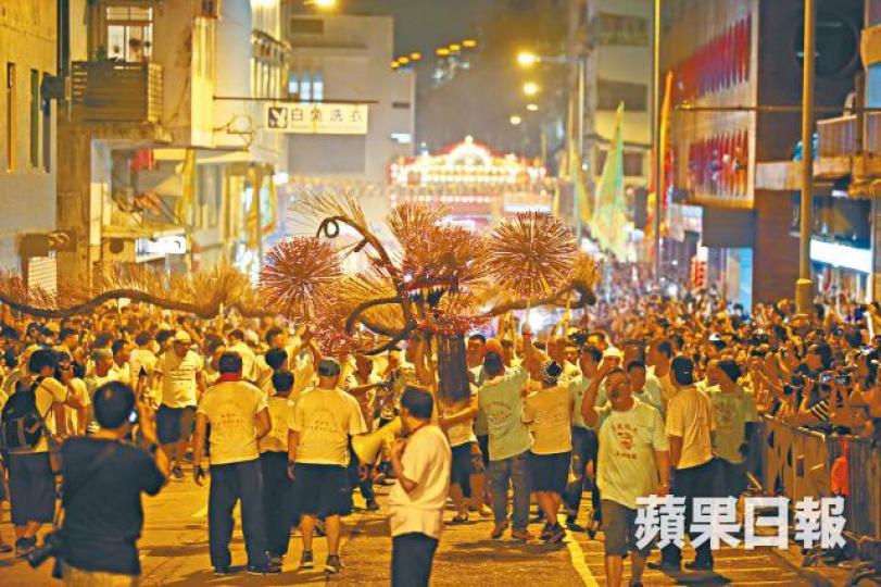 全長67公尺的火龍在300人舞動下騰龍躍動，起舞生輝。黎樹雄攝
