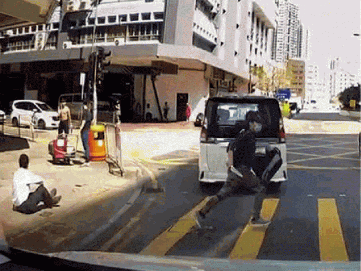 警方仍然加緊追緝兩名南亞裔刀手及一名車手。資料圖片
