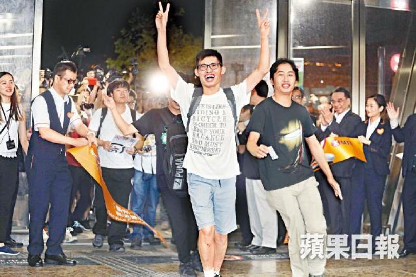 廣深港高鐵香港段通車前，有鐵路迷忘我衝入站內觀看剪綵儀式，並高舉V字手勢。朱永倫攝首班高鐵抵達深圳北，大批乘客於月台拍照留念。