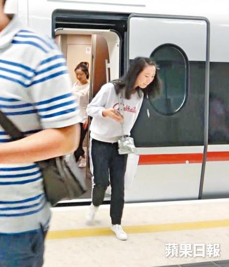 一名內地女乘客踏出車門即吐痰，但因沒執法人員在場避過罰款。