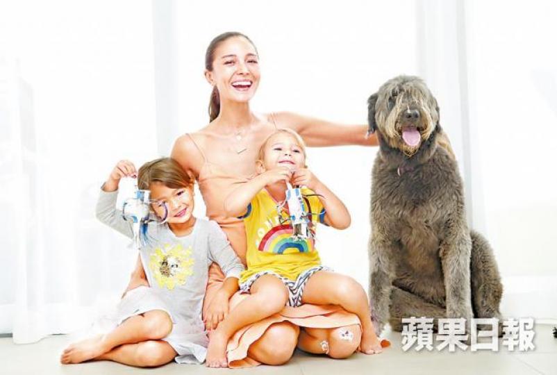 Cara近年積極推動環保,表示會帶小朋友到沙灘執垃圾。攝影:葉君海Cara和一對女兒用廁紙筒製作燈籠應節。 Cara近年積極推動環保,表示會帶小朋友到沙灘執垃圾。攝影:葉君海Cara和一對女兒用廁紙筒製作燈籠應節。