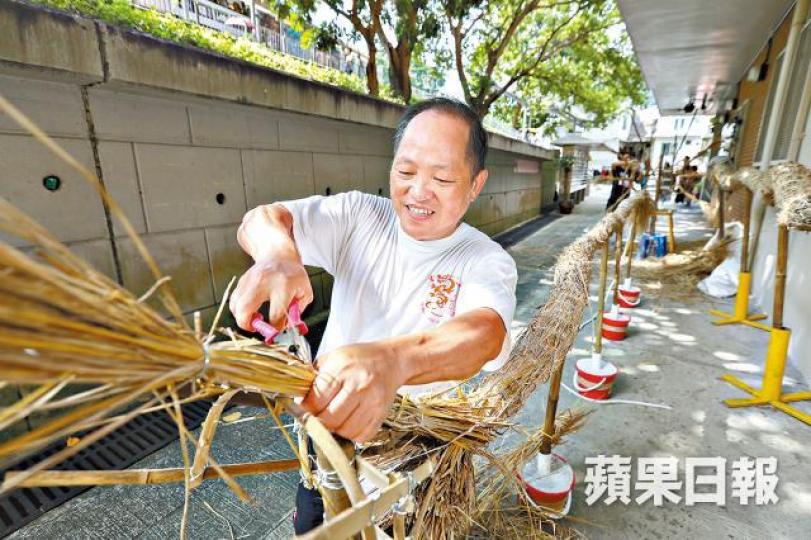 薄扶林村吳江乾師傅每年中秋前都趕紮火龍，禾草來自元朗復耕的米田，色澤光滑。李家皓攝周末會有學生或住在村內的孩子來幫忙紮火龍，但不少細微處要靠吳師傅「執漏」。中秋舞火龍的傳統，每年都吸引不少旅客市民圍觀。資料圖片
