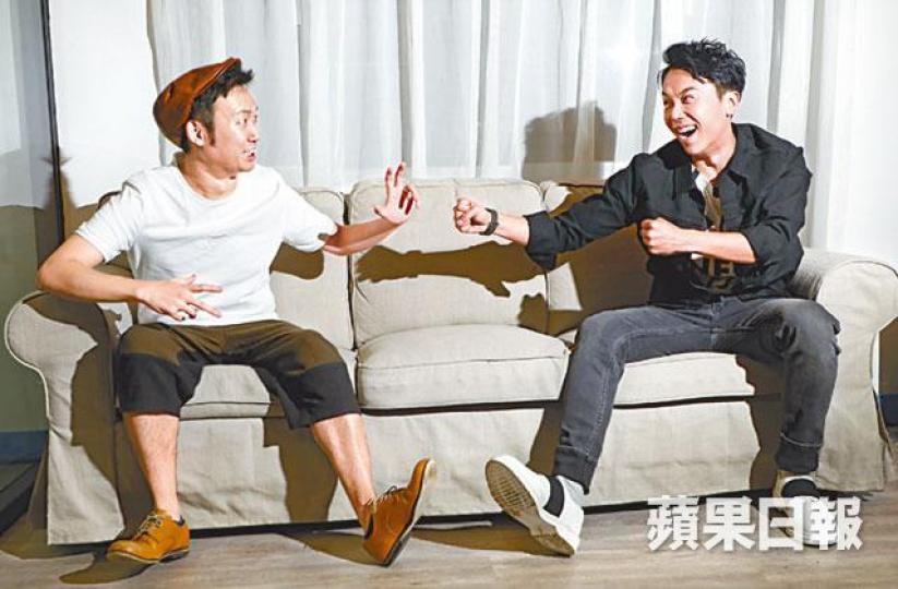 甄栢榮(左)和樂隊ToNick主音恆仔惺惺相惜,識於微時充滿默契。甄栢榮對拍攝奇幻情節情有獨鍾,認為可以完美到現實世界的不完美。 甄栢榮(左)和樂隊ToNick主音恆仔惺惺相惜,識於微時充滿默契。甄栢榮對拍攝奇幻情節情有獨鍾,認為可以完美到現實世界的不完美。