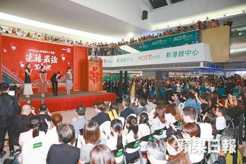 昨晚現場逾500名粉絲逼爆商場,見到偶像更立即歡呼尖叫。吳謹言(右)昨晚在商場騷中,餵粉絲食湯圓。 昨晚現場逾500名粉絲逼爆商場,見到偶像更立即歡呼尖叫。吳謹言(右)昨晚在商場騷中,餵粉絲食湯圓。