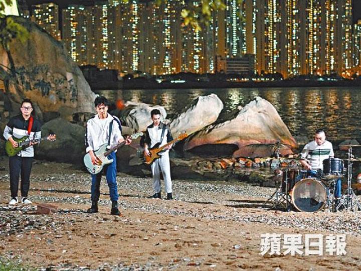 恆仔(左二)早前率領ToNick隊友拍攝《女皇撞到正》主題曲MV。資料圖片 恆仔(左二)早前率領ToNick隊友拍攝《女皇撞到正》主題曲MV。資料圖片