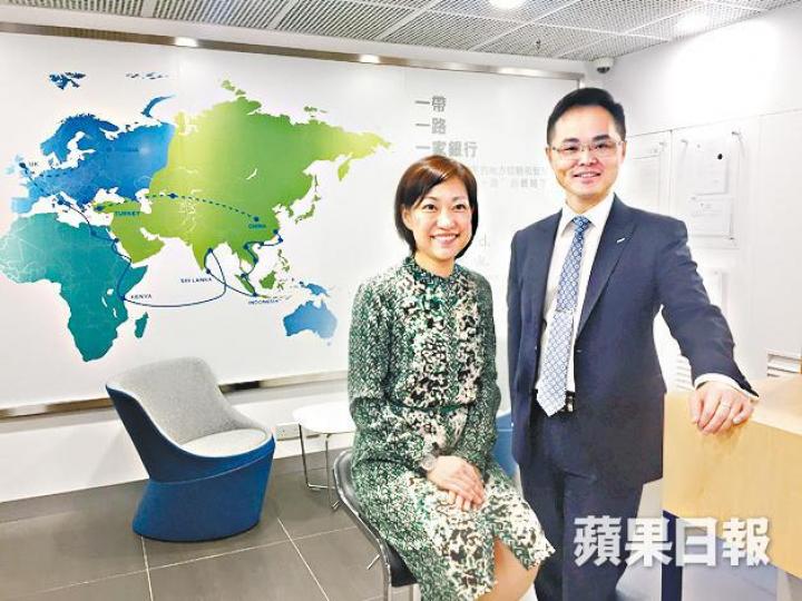 江碧彤(左)稱,渣打大灣區客戶數目兩年增逾一成。黃珮琳攝 江碧彤(左)稱,渣打大灣區客戶數目兩年增逾一成。黃珮琳攝