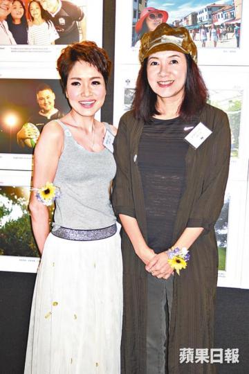 劉倩怡(右)和寶珮如昨日出席慈善攝影展,當中有二人的作品展出。 劉倩怡(右)和寶珮如昨日出席慈善攝影展,當中有二人的作品展出。