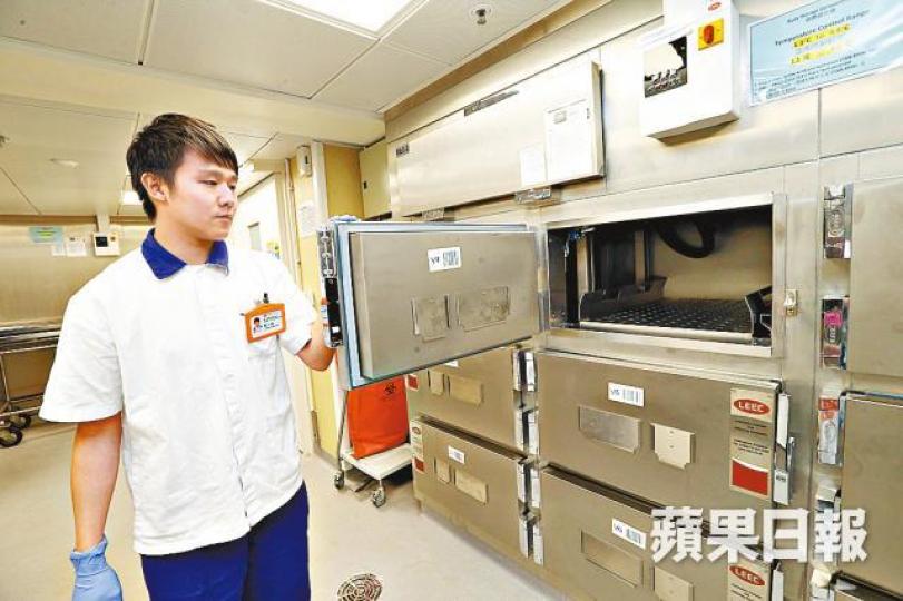 病人服務助理鄭文翰展示嬰兒專用儲存格。 病人服務助理鄭文翰展示嬰兒專用儲存格。