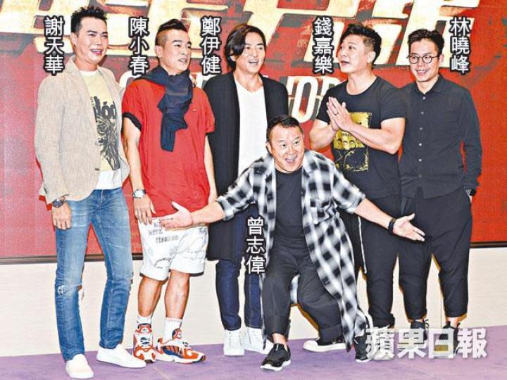 《黃金兄弟》內地票房報捷,前晚舉行慰勞宴,監製曾志偉勁開心。志偉(後)笑着寸小春(前左):「對小春嚟講,最煩惱係唔知啲錢點使。」剛下機的佘詩曼亦趕到慰勞宴,更豪爽派現金讓大家抽獎。伊健稱日前謝票時除下風褸送給觀眾,皆因對方說得太好。 《黃金兄弟》內地票房報捷,前晚舉行慰勞宴,監製曾志偉勁開心。志偉(後)笑着寸小春(前左):「對小春嚟講,最煩惱係唔知啲錢點使。」剛下機的佘詩曼亦趕到慰勞宴,更豪爽派現金讓大家抽獎。伊健稱日前謝票時除下風褸送給觀眾,皆因對方說得太好。