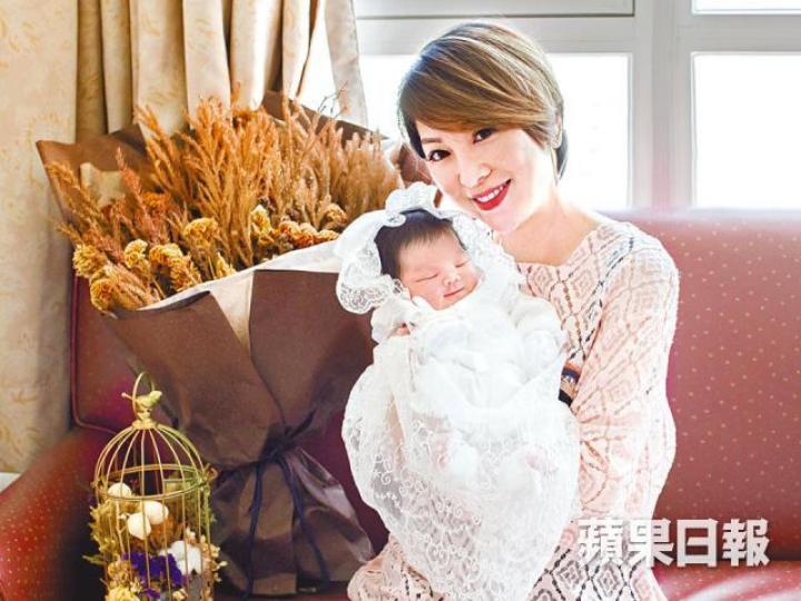 44歲的利嘉兒婚後八年終造人成功,上周誕下7.2磅重的女兒。利嘉兒由老公Bong陪同入產房剪臍帶,但老公手忙腳亂弄出連番笑料。利嘉兒女兒劉書雅十分可愛,樣子圓碌碌似足父親。利嘉兒為照顧女兒,早前學習替BB沖涼。資料圖片 44歲的利嘉兒婚後八年終造人成功,上周誕下7.2磅重的女兒。利嘉兒由老公Bong陪同入產房剪臍帶,但老公手忙腳亂弄出連番笑料。利嘉兒女兒劉書雅十分可愛,樣子圓碌碌似足父親。利嘉兒為照顧女兒,早前學習替BB沖涼。資料圖片