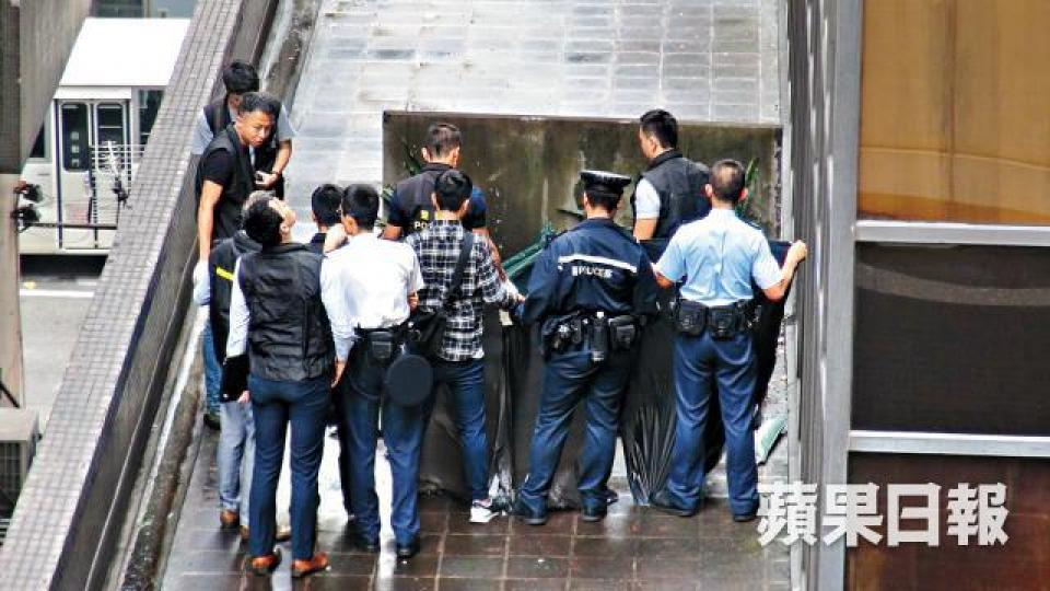 保安行兇後墮樓亡,探員在大廈平台調查。翁鈺輝攝閉路電視拍到保安昨日清晨進入大廈。上環皇后大道一幢商廈發生命案,保安殺前妻後跳樓倒卧平台,當場證實死亡。翁鈺輝攝 保安行兇後墮樓亡,探員在大廈平台調查。翁鈺輝攝閉路電視拍到保安昨日清晨進入大廈。上環皇后大道一幢商廈發生命案,保安殺前妻後跳樓倒卧平台,當場證實死亡。翁鈺輝攝