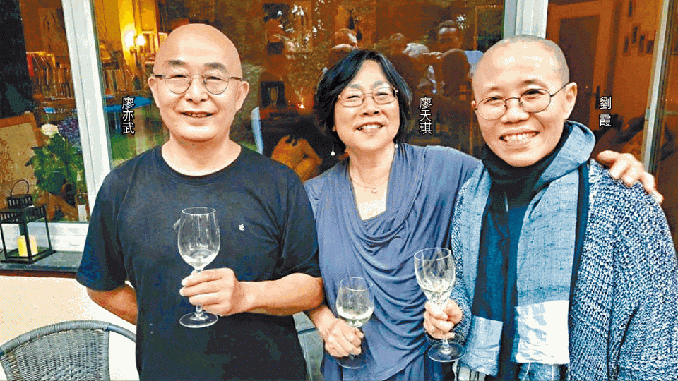 劉霞與廖亦武抵達紐約,將出席人權活動,並在當地與朋友會唔。 劉霞與廖亦武抵達紐約,將出席人權活動,並在當地與朋友會唔。