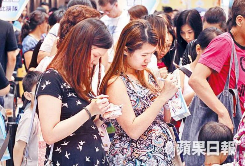 下月發表的施政報告料交代將法定產假增至14周的具體安排。資料圖片 下月發表的施政報告料交代將法定產假增至14周的具體安排。資料圖片