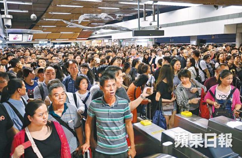 風災後交通大混亂,打工仔逼爆港鐵站。 風災後交通大混亂,打工仔逼爆港鐵站。
